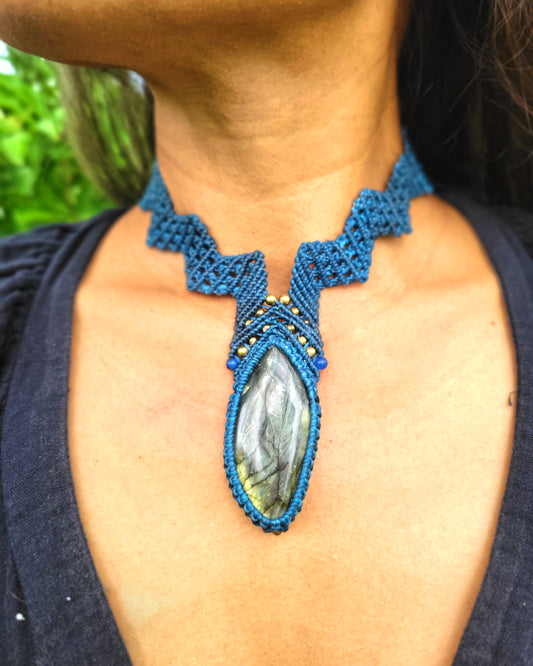 Labradorite Pendant Choker Necklace – Zigzag Micromacrame with Blue Glass and Brass Beads