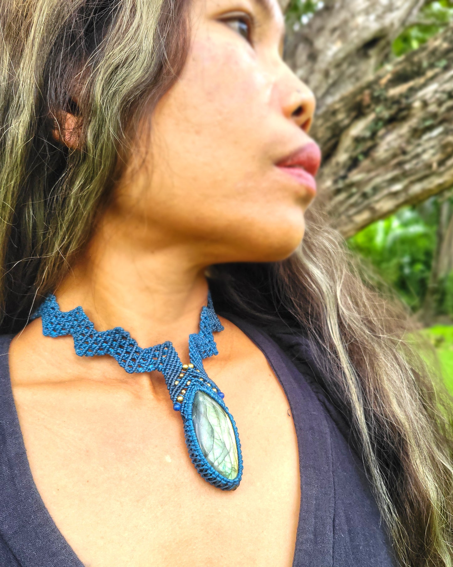 Labradorite Pendant Choker Necklace – Zigzag Micromacrame with Blue Glass and Brass Beads