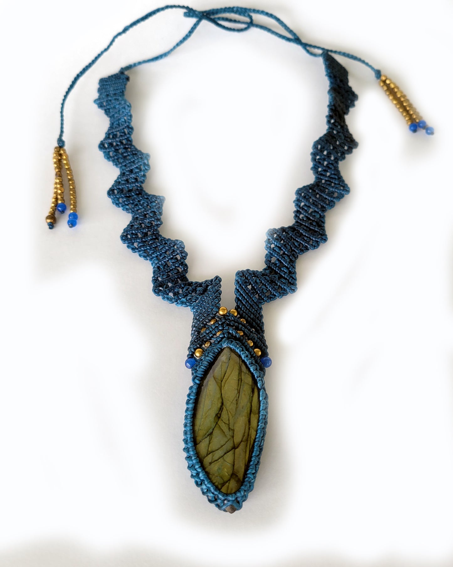 Labradorite Pendant Choker Necklace – Zigzag Micromacrame with Blue Glass and Brass Beads