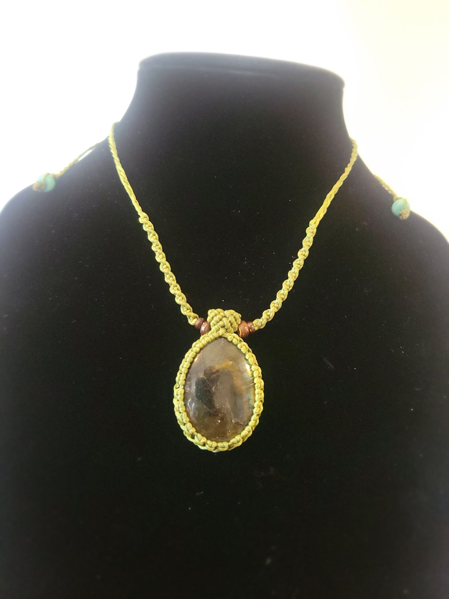 Mystic Aurora: Bohemian Style 16g Labradorite Stone Pendant Necklace