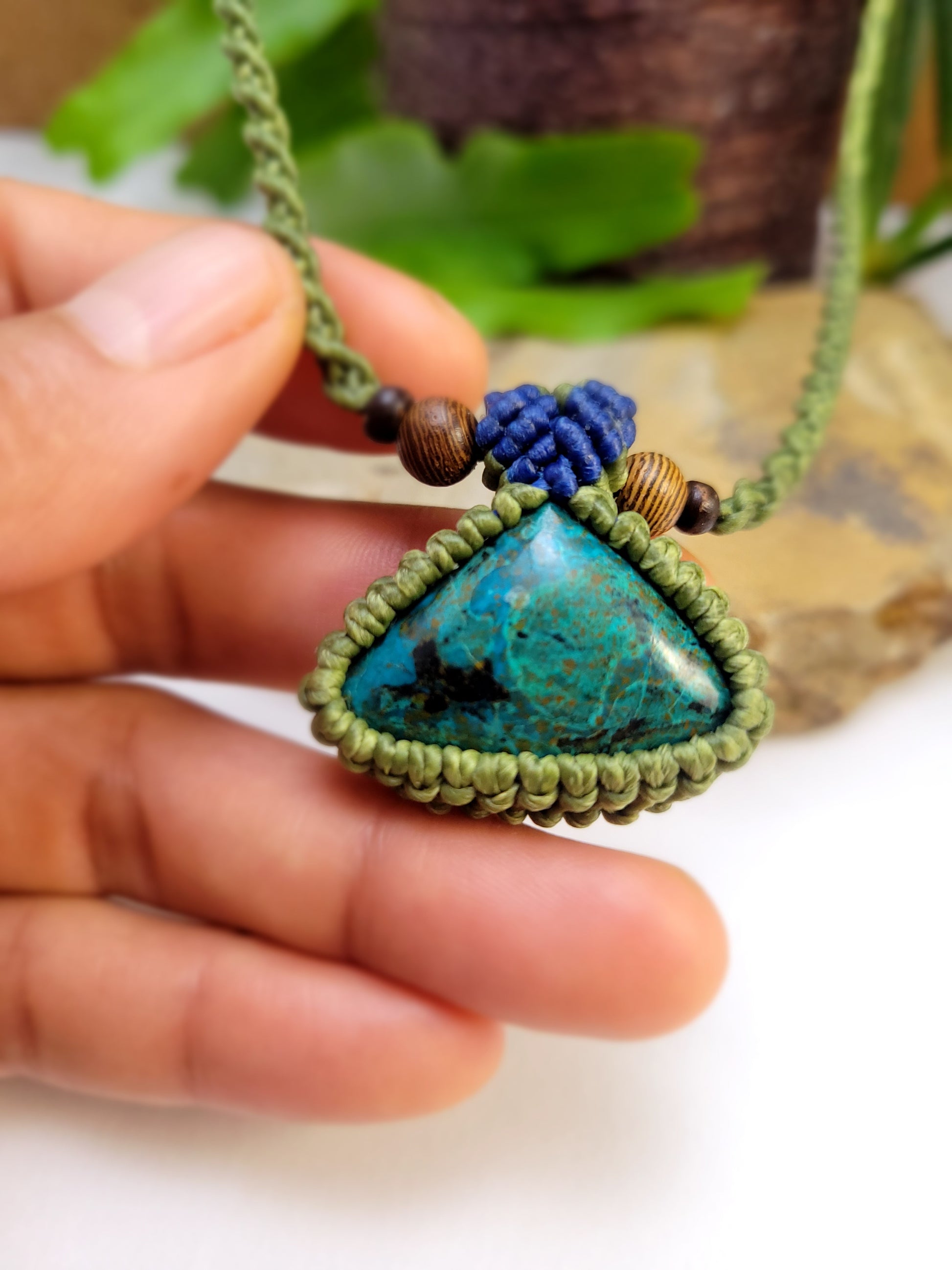 Cabochon stone pendant