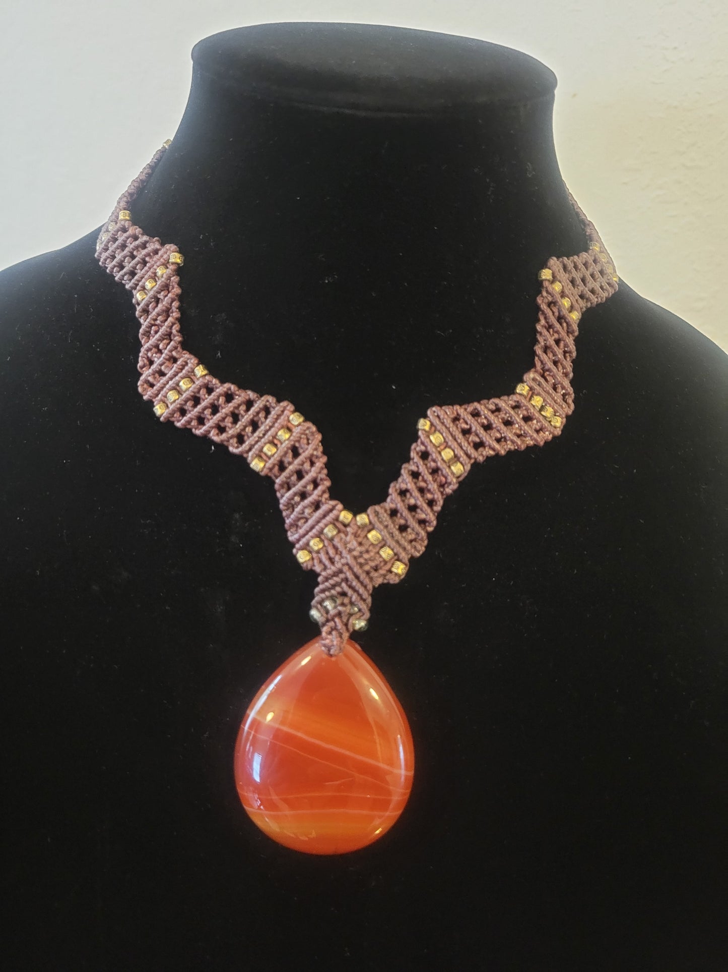 Elegant Red Agate Pendant with Zig-Zag Micromacramé Weave