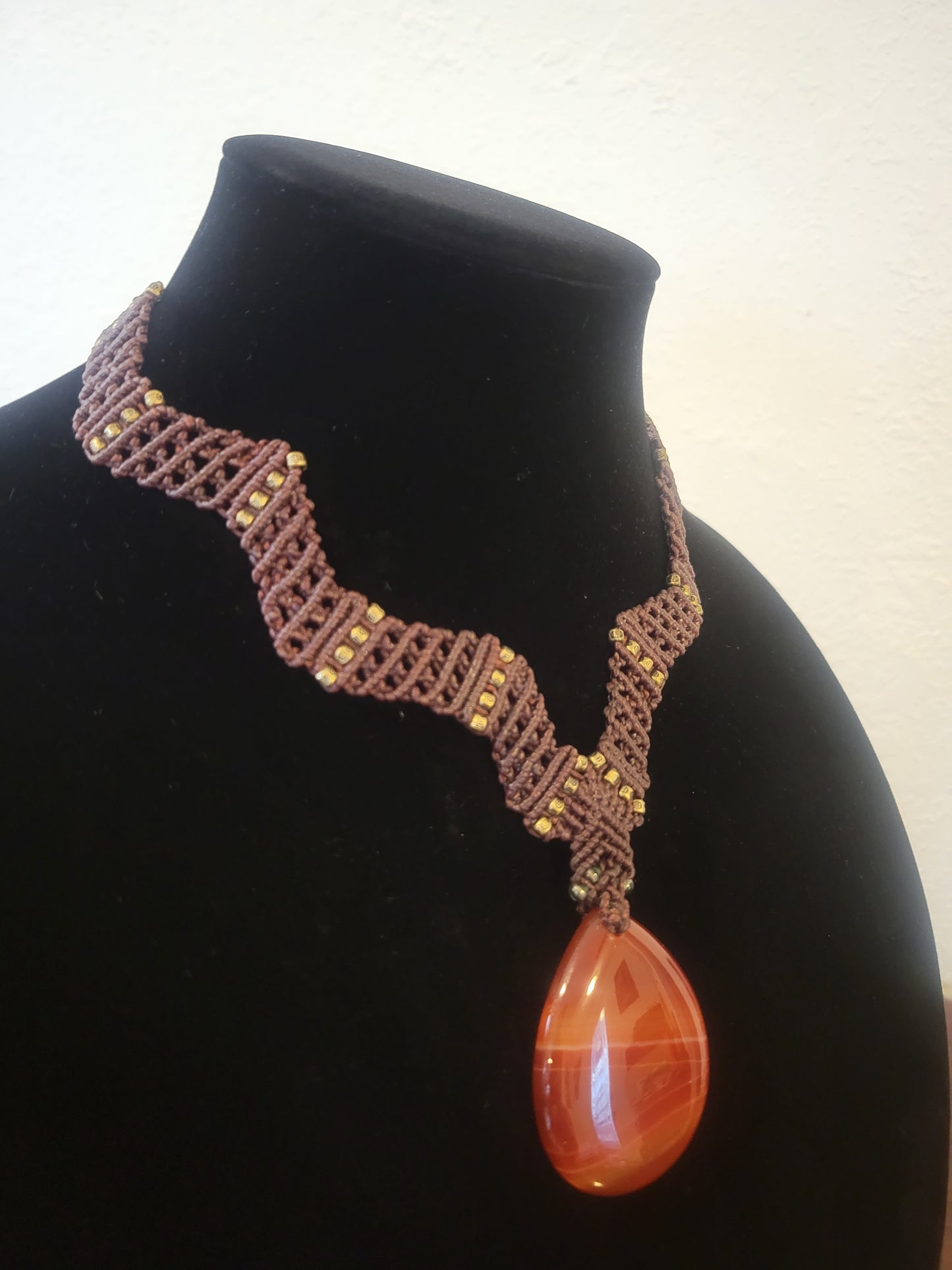 Elegant Red Agate Pendant with Zig-Zag Micromacramé Weave