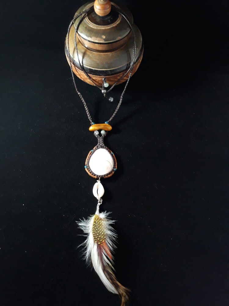 Shiva Eye Shell with Feathers (36g)